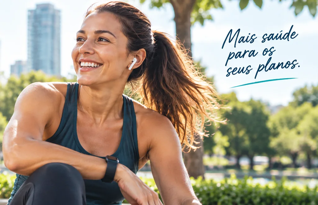 Mulher sorridente praticando atividade física ao ar livre